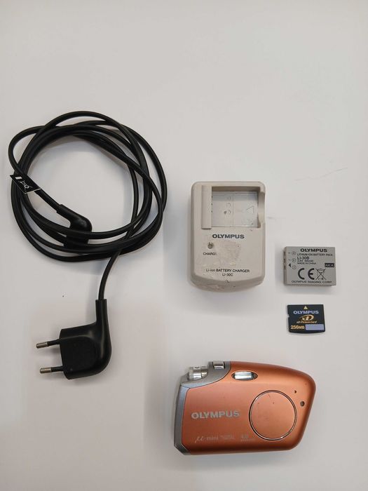 Olympus µ-mini Digital (Stylus Verve). Carregador e cartão