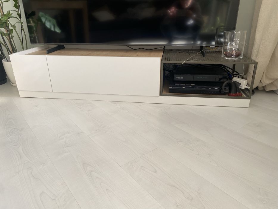 Meble Vox białe azurowe drzwiczki na gorze wykonczenie drewno kolordąb