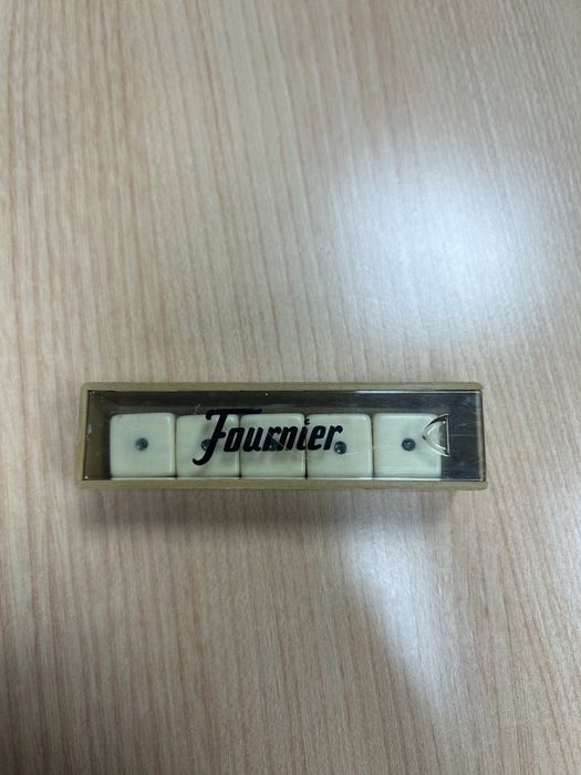 Conjunto de 5 dados com caixa