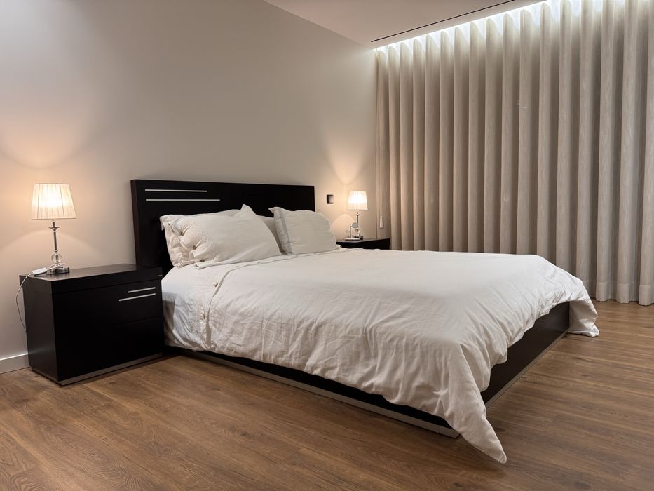 Cama de Casal com Colchão e mesinhas de cabeceira