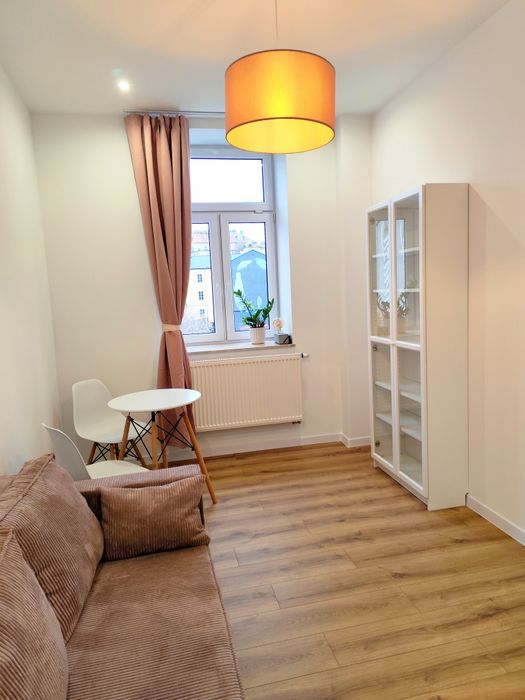 Apartament 2 pokoje, stare miasto, ogrzewanie i ciepła woda miejska.