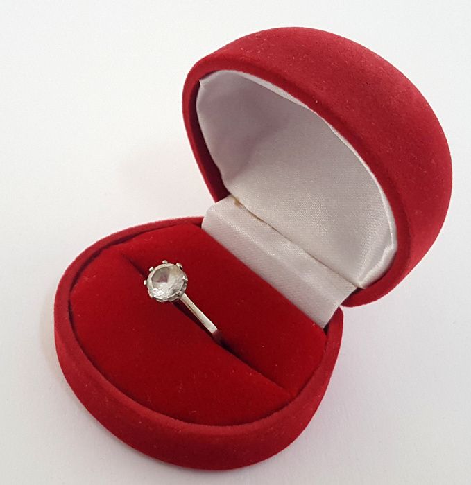 Złoty pierścionek 585 zdobiony kryształem górskim w typie Cartier