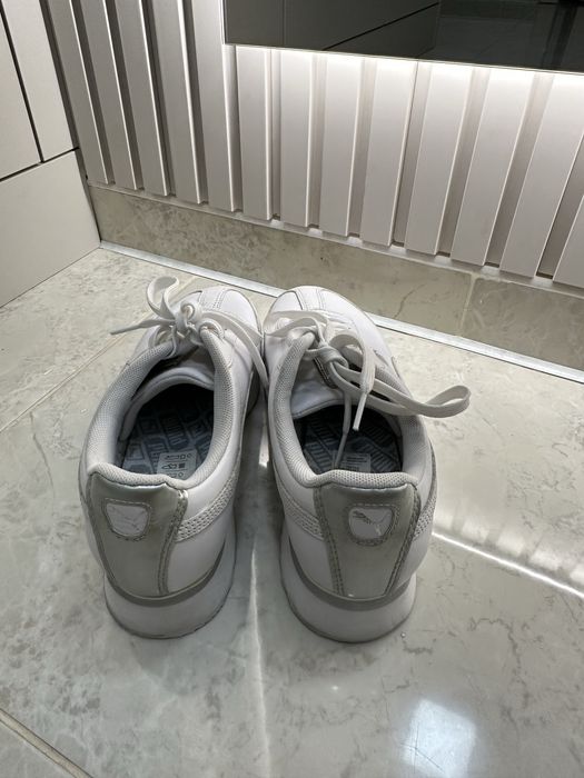 Білі жіночі кросівки Puma