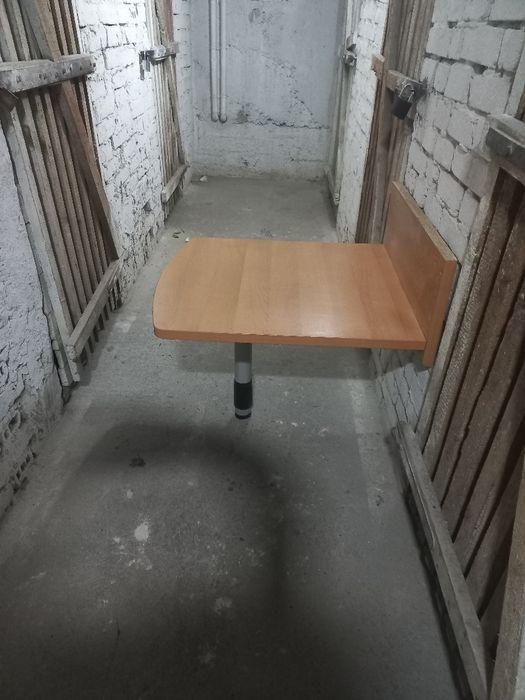Stolik mocowany do ściany