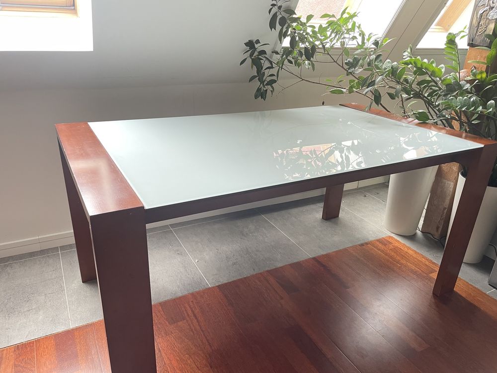 Drewniany stół z szklanym blatem