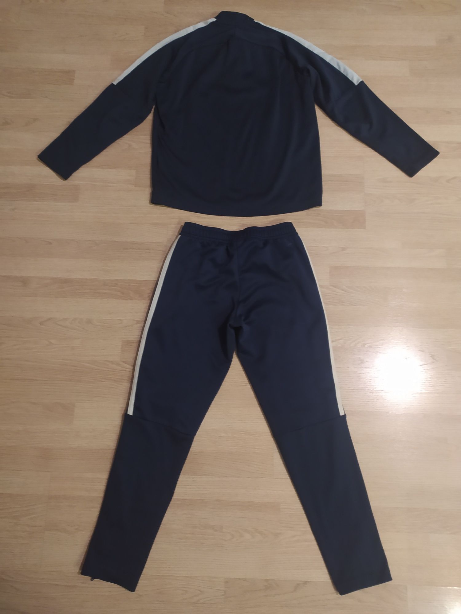 Кофта Nike и штаны Adidas, р.140. Оригинал.
Кофта Nike синяя, р.М (13