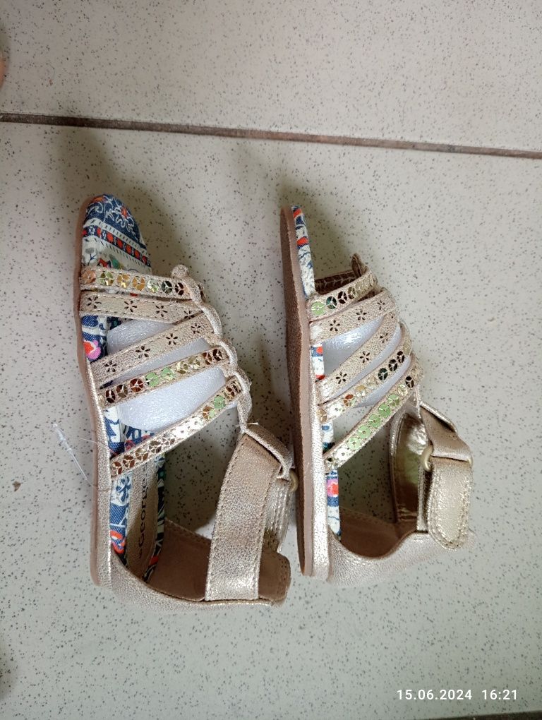 Nowe piękne sandałki w kwiaty i cekiny. Rozmiar 27. George.
