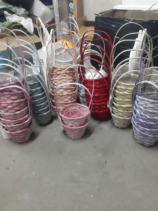 Koszyk wiklonowy pleciony z pałąkiem kolory Nowe z wypełnieniem