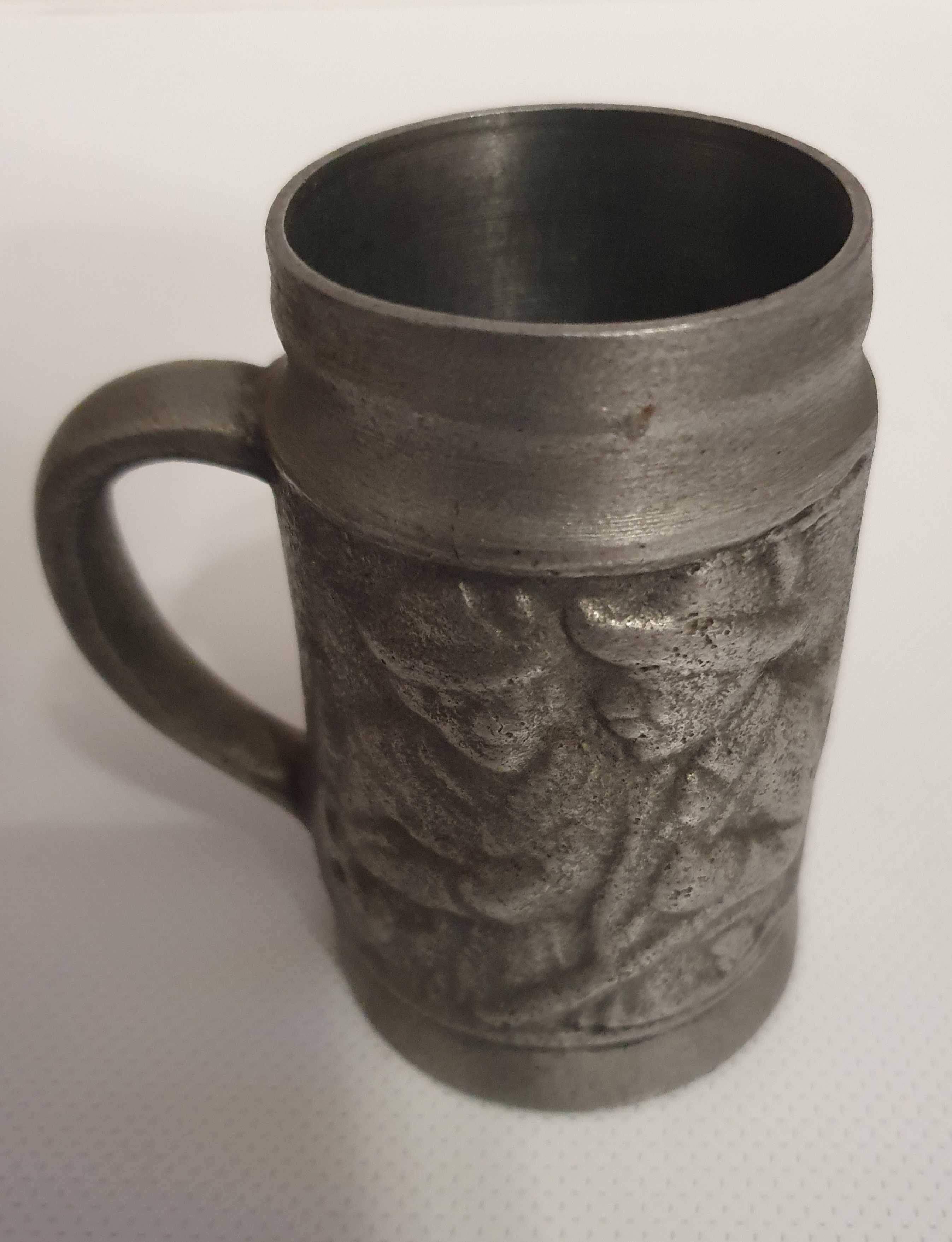 Caneca decorativa em estanho, com motivos de caça - vintage