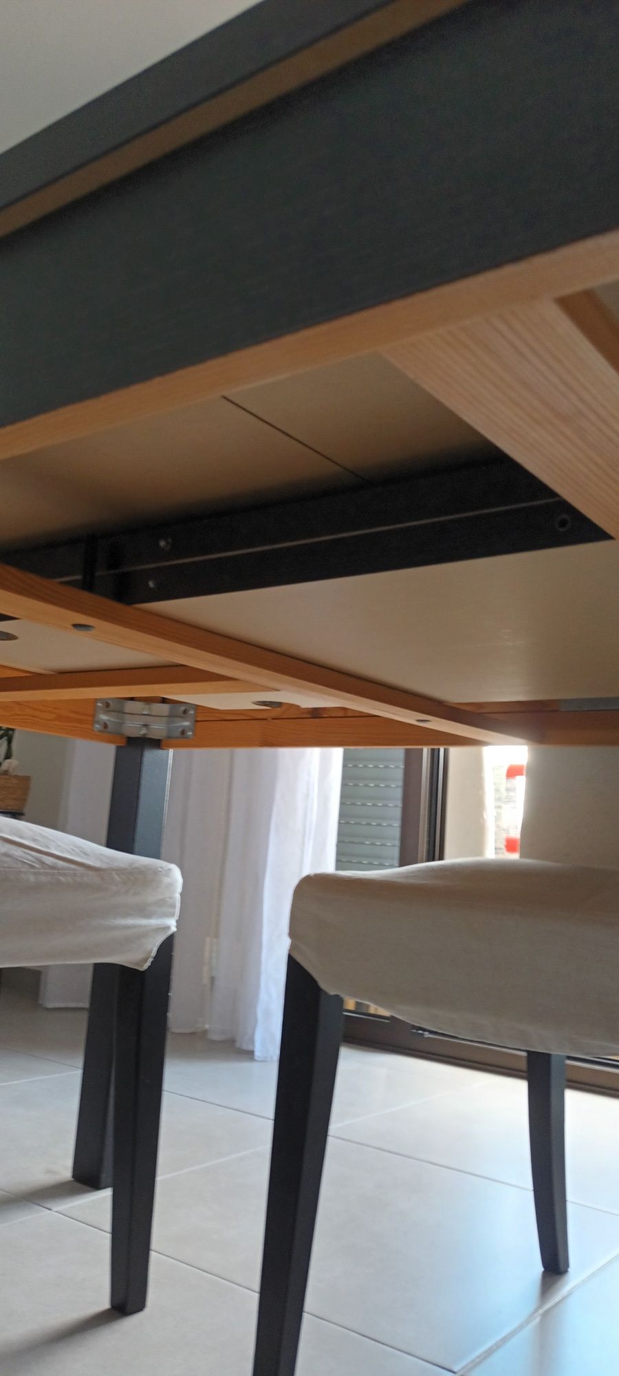 Mesa extensível IKEA com cadeiras.