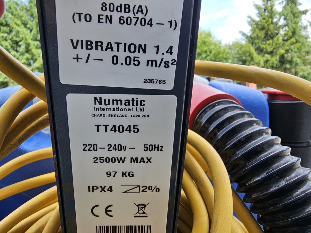 Szorowarka kablowa Numatic 220 volt
