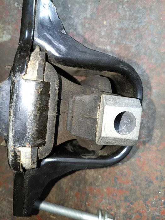 Продам верхню опору двигуна меган 2 1.6 бензин