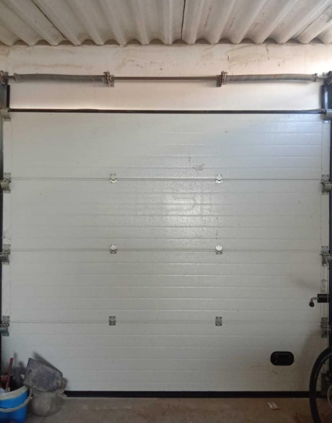 Portão de garagem seccionado verde a funcionar