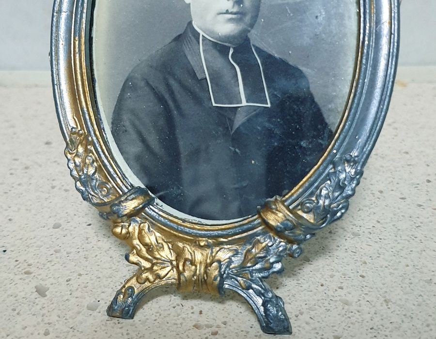 Antiga moldura D. Maria em antimónio dourado