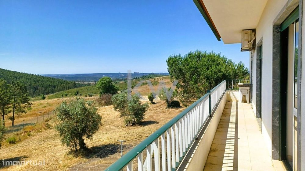 Moradia independente T4 com 476m2 e terreno 1,12ha em S. Pedro de Toma