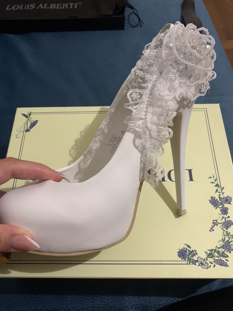 Красивые белые туфли,свадебные