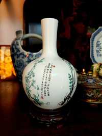 Jarra em porcelana chinesa com inscrições
