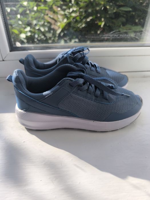 Кросівки, легкі кеди