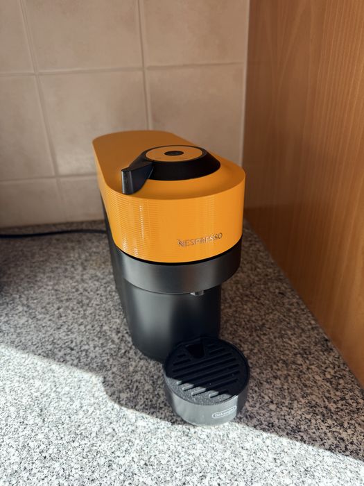 Máquina de Café Nespresso Vertuo Pop ENV90.Y Amarela