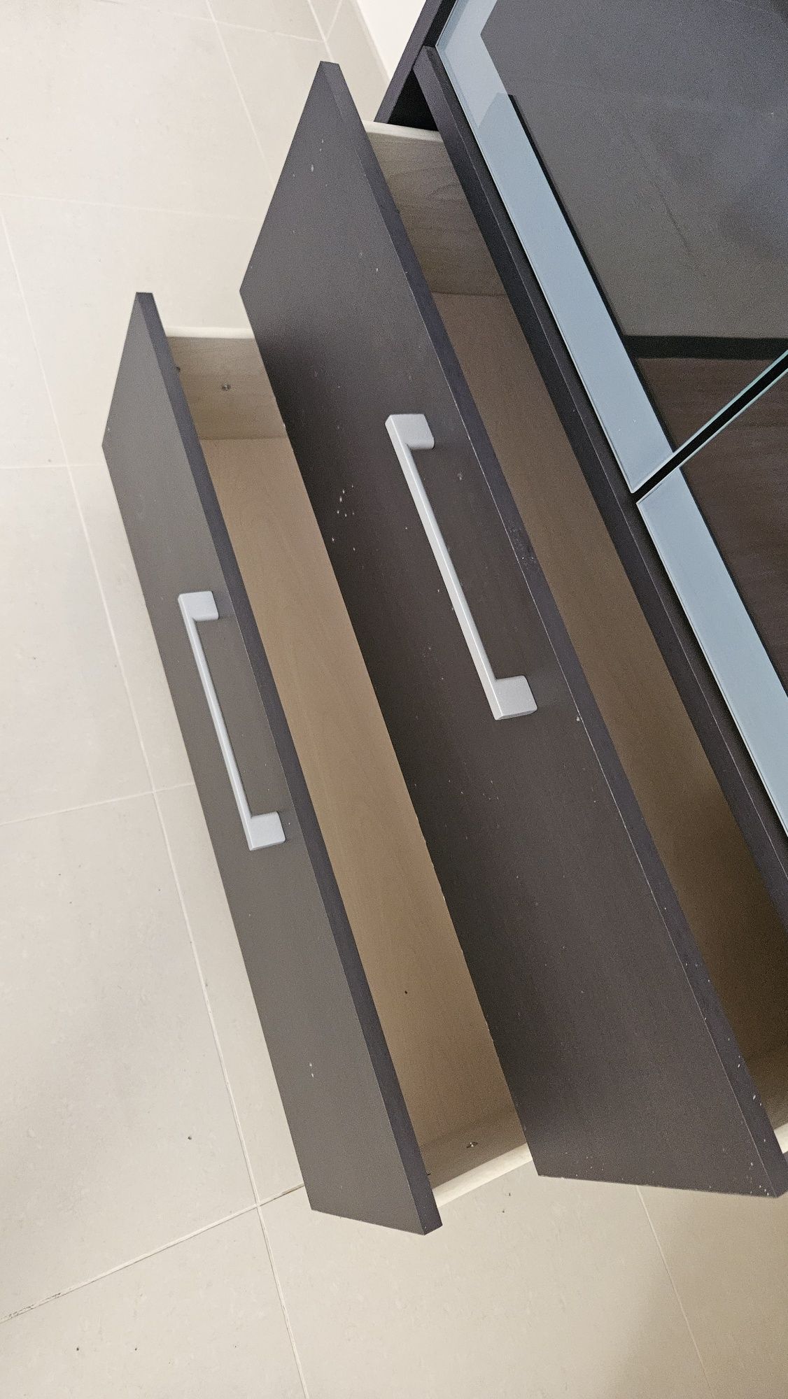 Móvel com vitrine