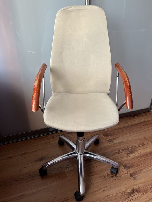 Biurko komputerowe, krzesło biurowe, fotel