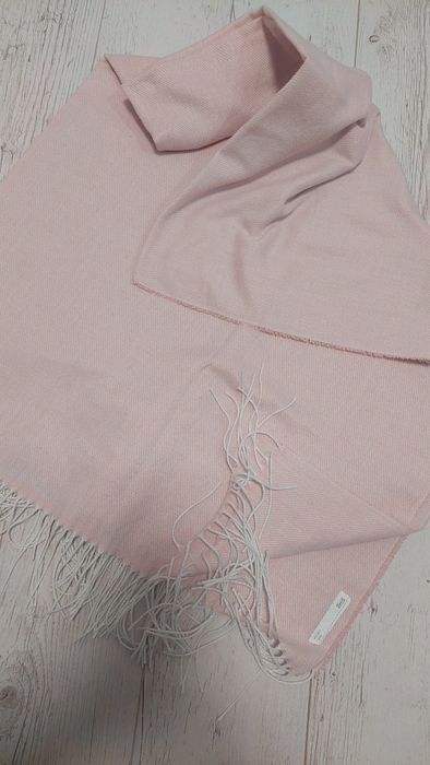 Koc różowy z frędzlami z Ikea