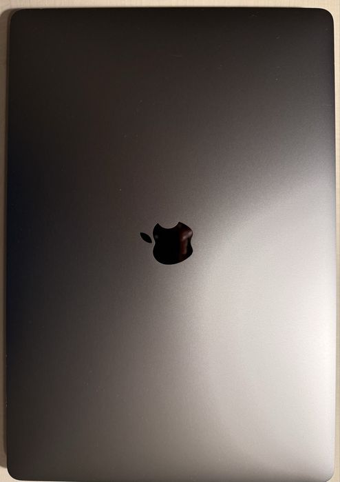 MacBook Pro 15” (2019) – i7 / 32 GB RAM / 256 GB SSD / Srebrny