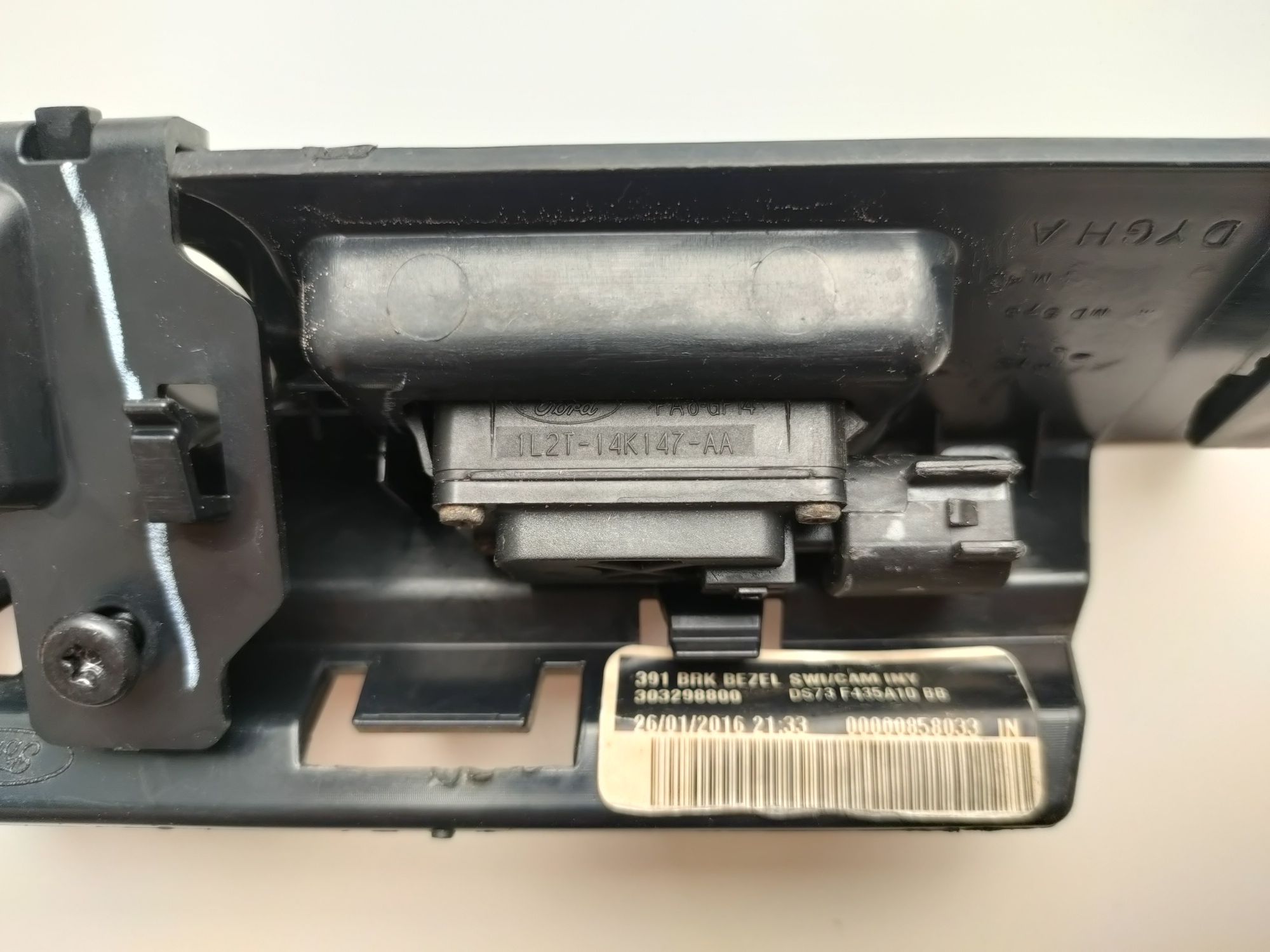 Ручка з кнопкою кришки багажника Ford Fusion mk5 13-20 под камеру