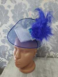 Карнавальная шляпка синяя с перьями ,на резинке