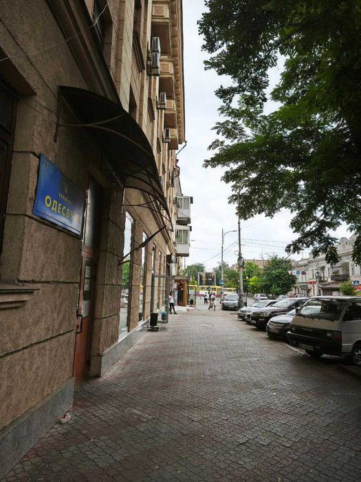 Продам  3х этажное коммерческое помещение центр города.