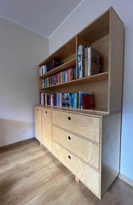 Regał ze sklejki w stylu skandynawskim