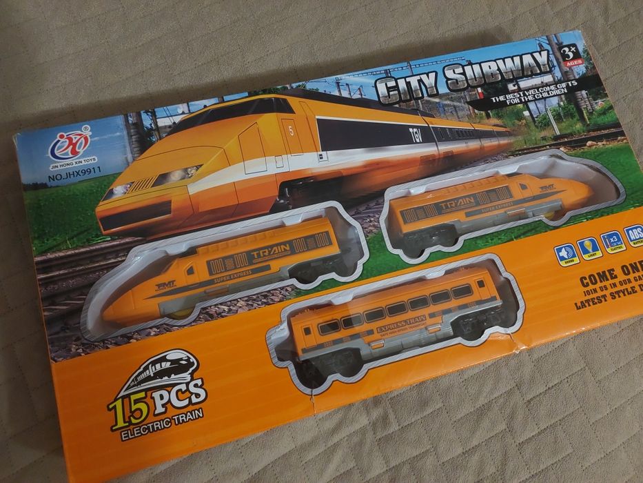 Pociąg i tory City Subway, pendolino, na baterie