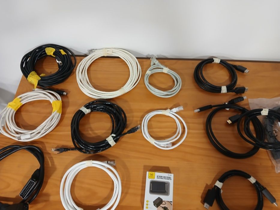 Vários cabos e conector