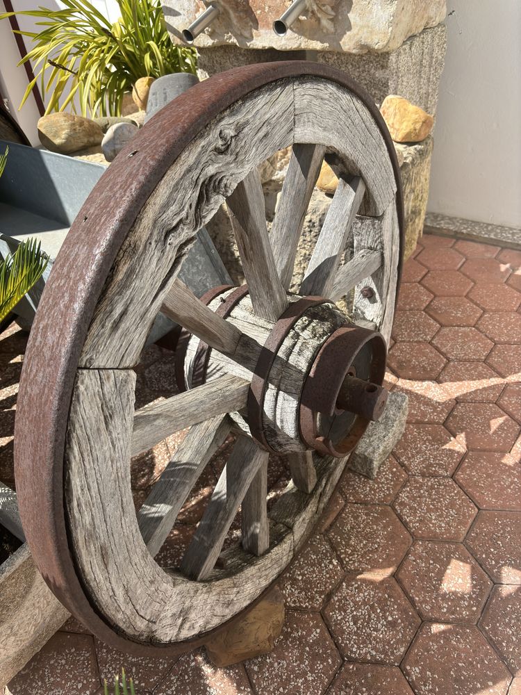 Rodas de carro de bois com eixo