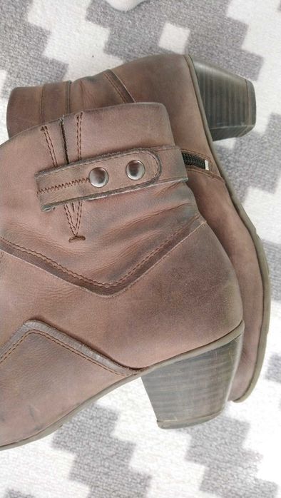Brązowe botki na niskim obcasie Caprice skóra naturalna