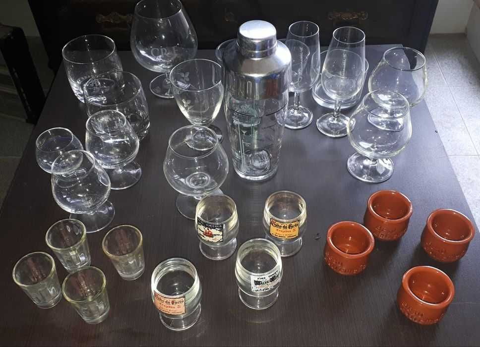 Conjunto copos e shaker com medidas. 29 unidades tudo por 7,50 euros