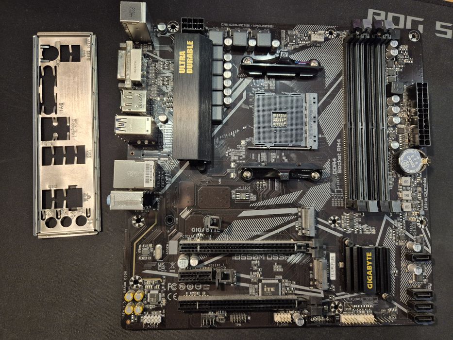 Материнка Gigabyte B550M DS3H