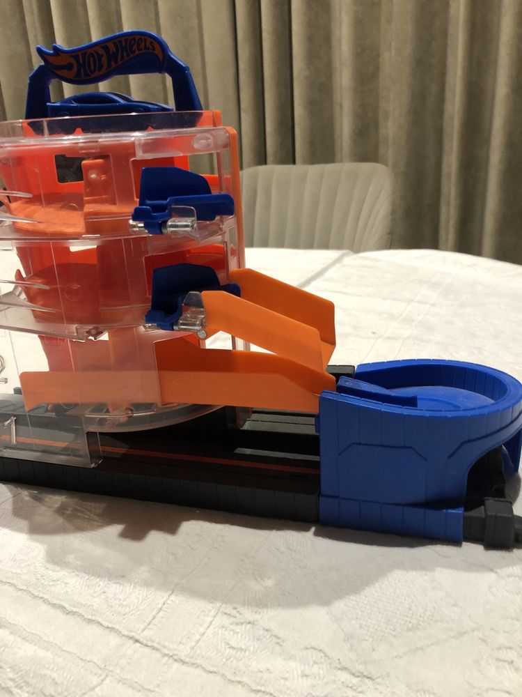 Garagem Hotwheels com lançamento de carros