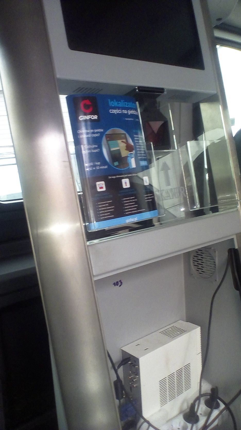 Terminal  kiosk internetowy ekran dotykowy skaner kodów