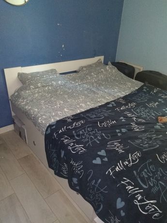 Łóżko z materacem