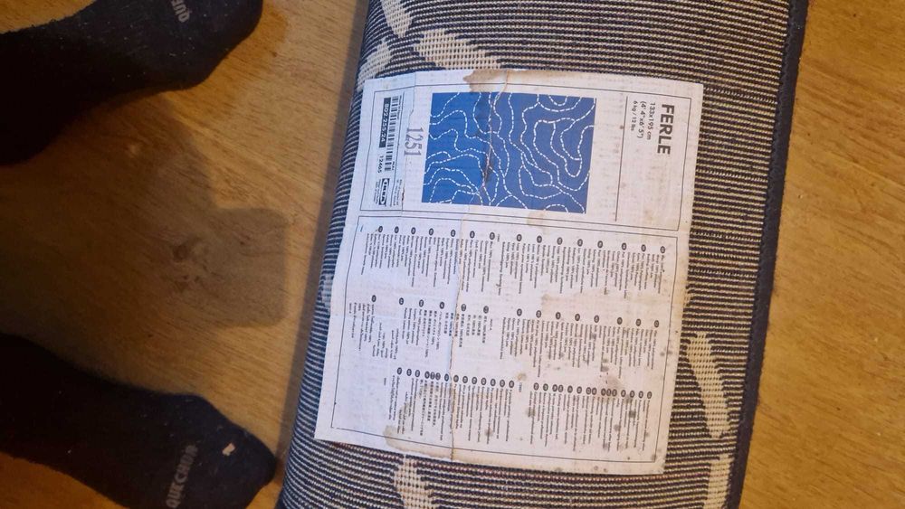 Tapete Ferle Ikea azul escuro com linhas brancas