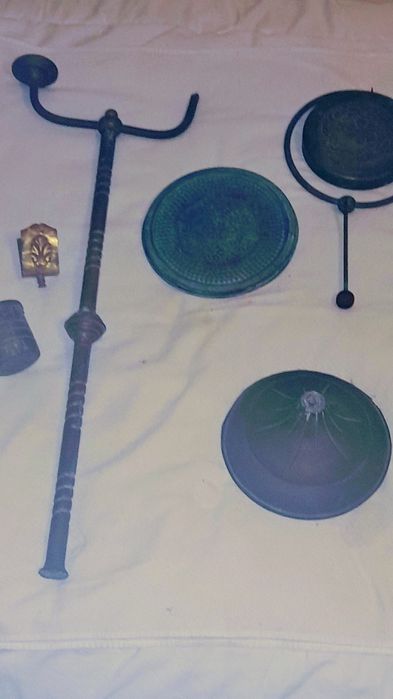 Cinzeiro de pé alto muito antigo em latão 
É um objeto de design b