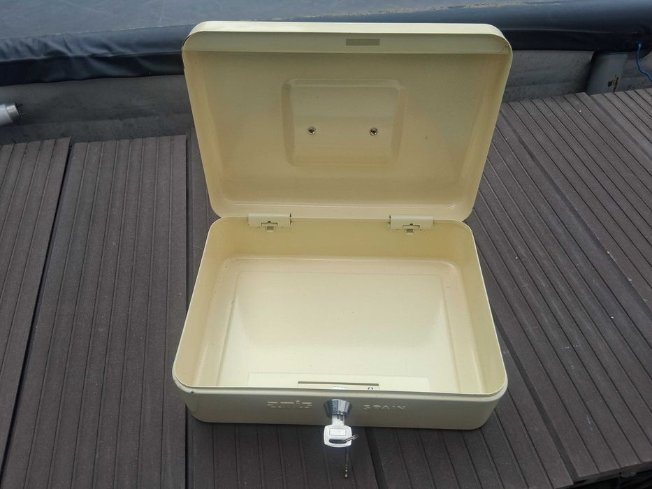 Cofre pequeno, com chaves