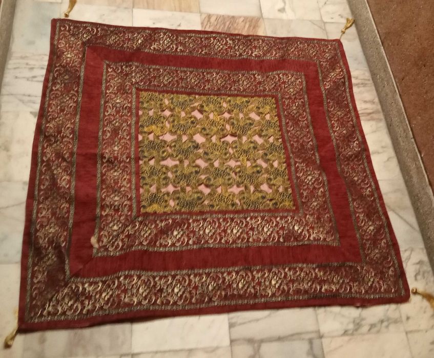 Tapeçaria/toalha de mesa bordado como antigo em metálico dourado