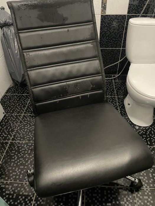 Крісло з дефектом ,верх потрібно перешити