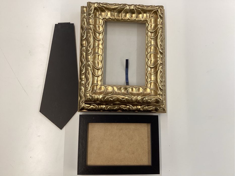 Molduras em madeira douradas + uma de oferta em madeira preta.