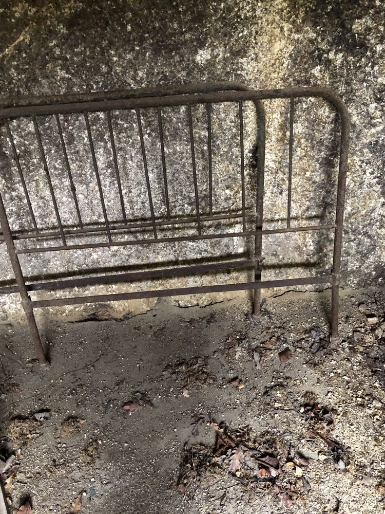 Cama de ferro antiga