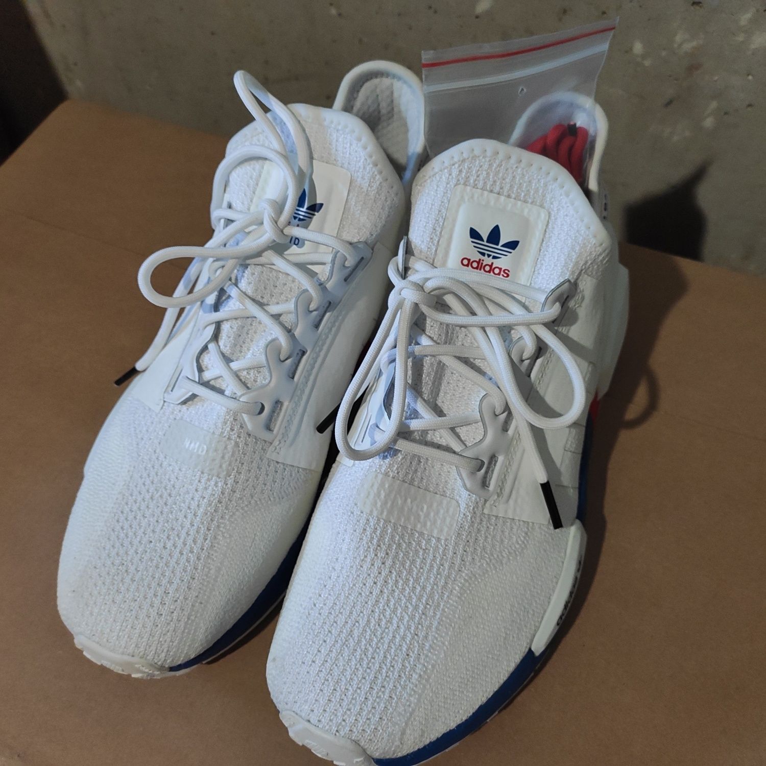 Adidas NMD R1 White Red Blue FX4148

Розмір: 42/26.5см