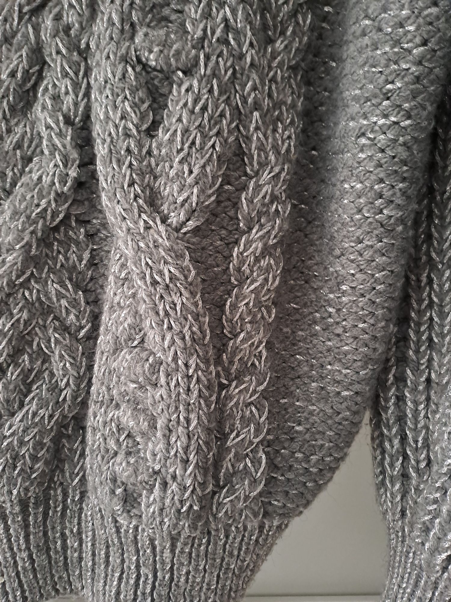 Sweter grubo pleciony