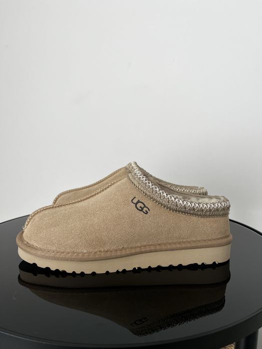 Bota UGG cano baixo bege